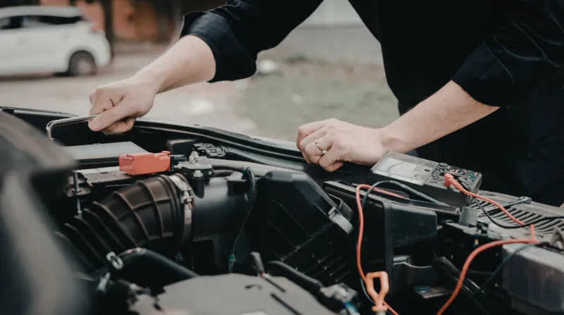 Person jump starting car battery_wp Person jump starting car battery_wp